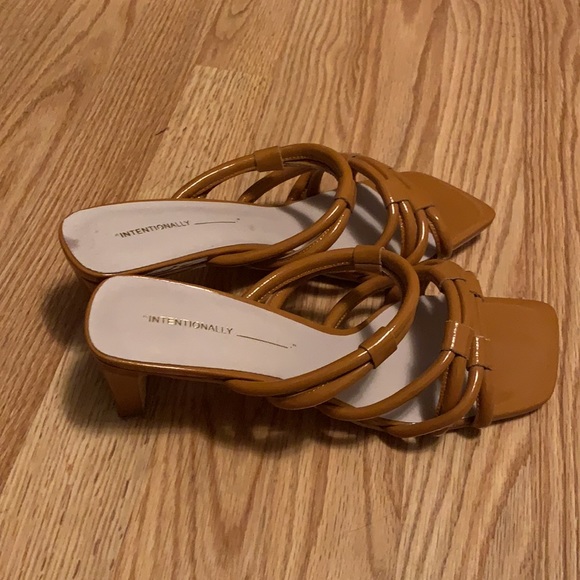 👉Intentionally Blank Strappy Kitten Heels - Picture 2 of 6